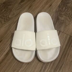 Alo Yoga flip-flop